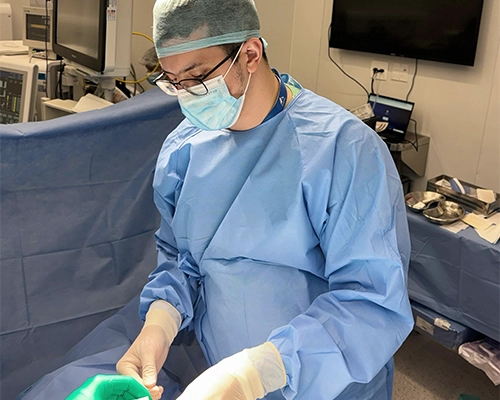 Dr. Rodrigo realizando vasectomia