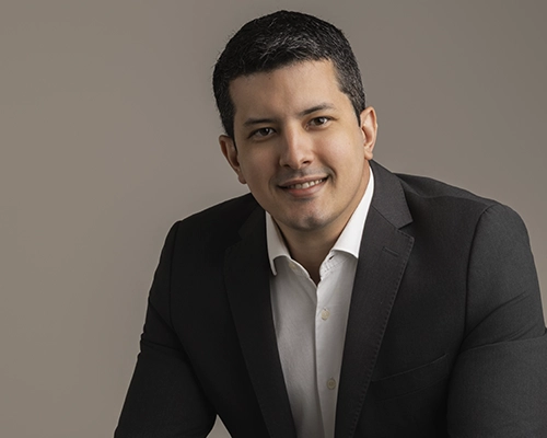 Dr. Rodrigo em atendimento